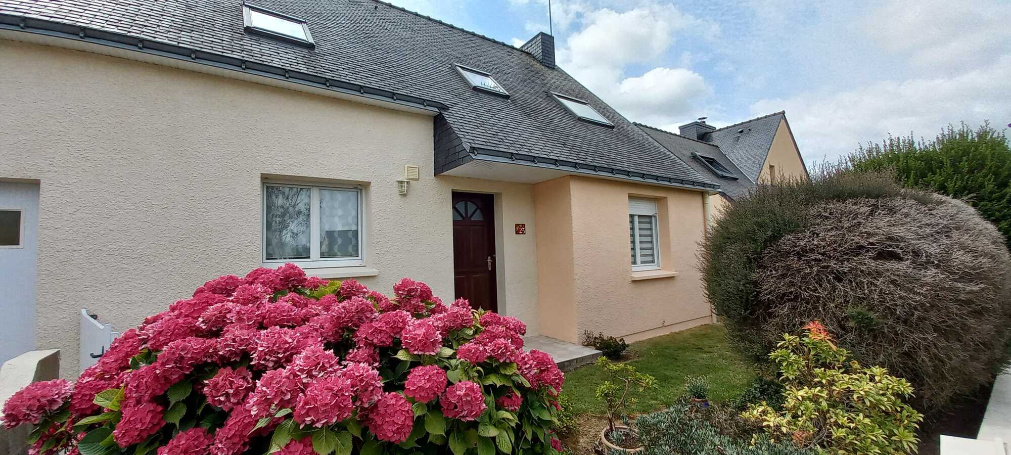 Façade de maison bretonne rénovée et ravalée par SODIP à Bannalec, Finistère