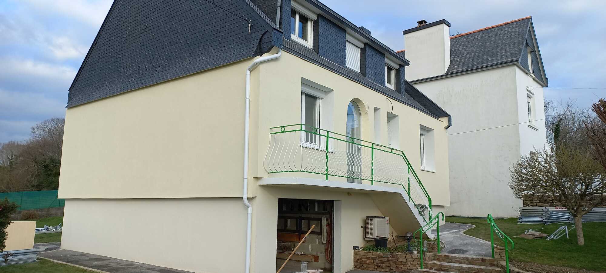 Façade de maison bretonne isolée par l'extérieur et enduite par SODIP à Bannalec, Finistère